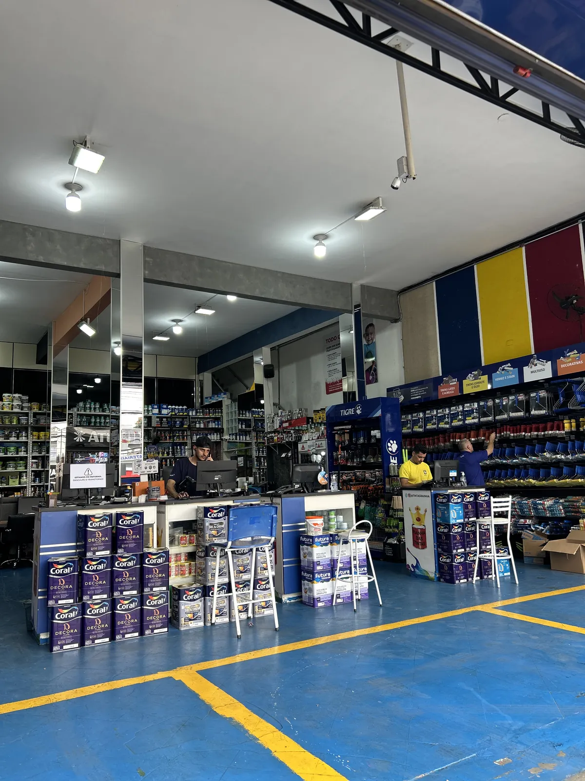 Equipe da Tintas Rainha pronta para atender