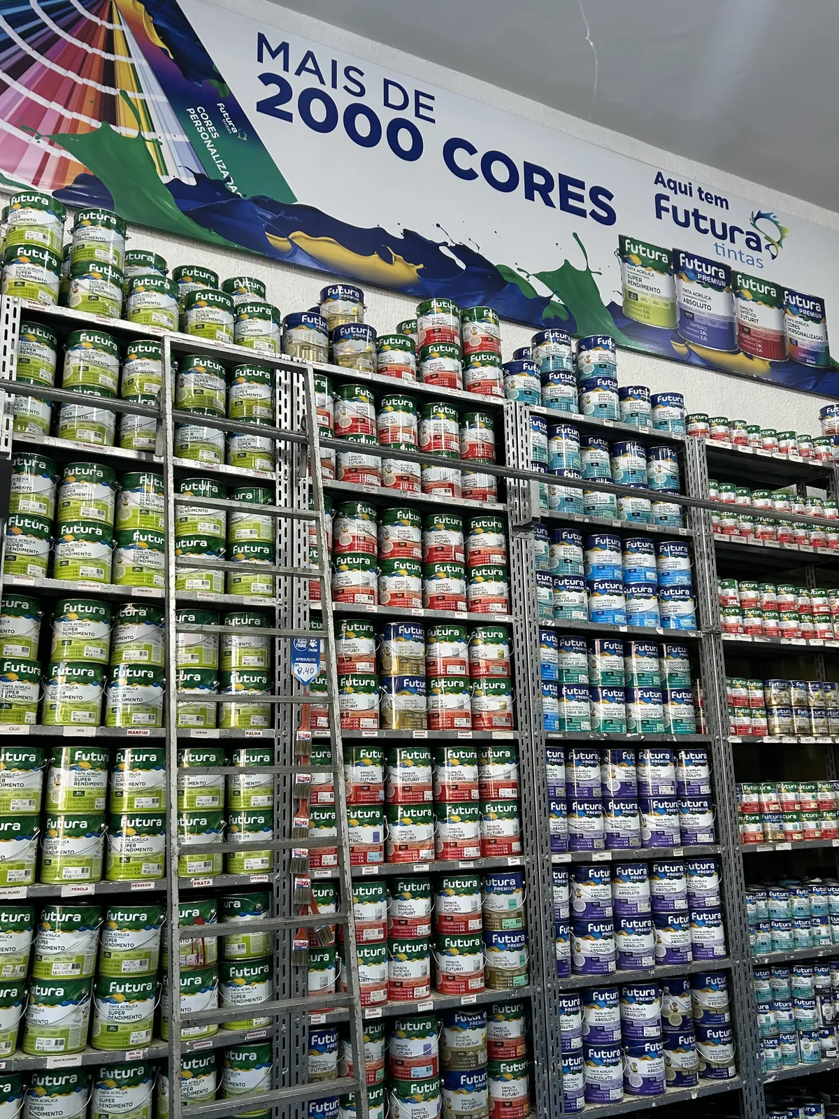 Prateleiras com o estoque completo de tintas e produtos