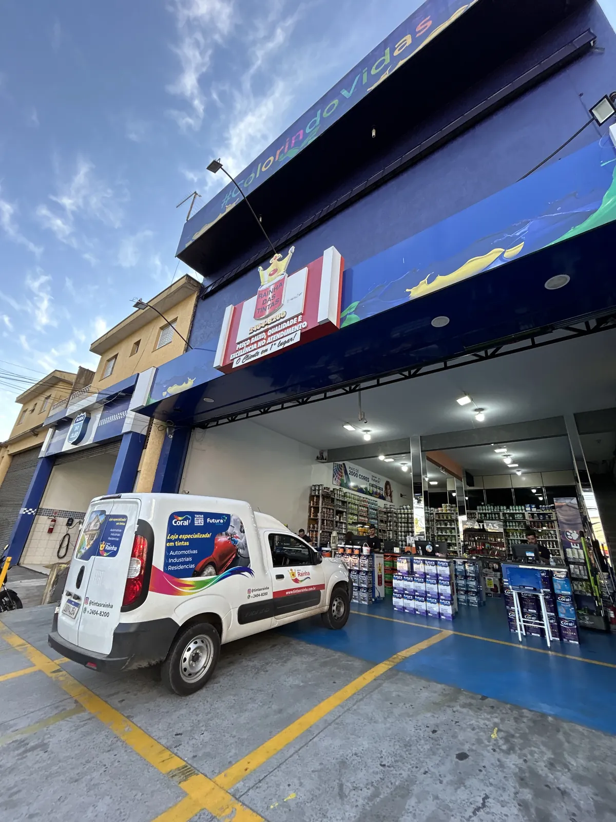 Fachada da loja Tintas Rainha em Guarulhos com veículo de entrega
